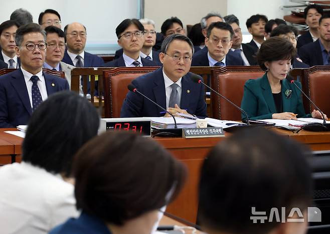 [서울=뉴시스] 고승민 기자 = 지난 24일 서울 여의도 국회에서 열린 제424회 국회(임시회) 행정안전위원회 제1차 전체회의에서 고기동 행정안전부 장관 직무대행이 의원 질의에 답하고 있다. 2025.04.24. kkssmm99@newsis.com