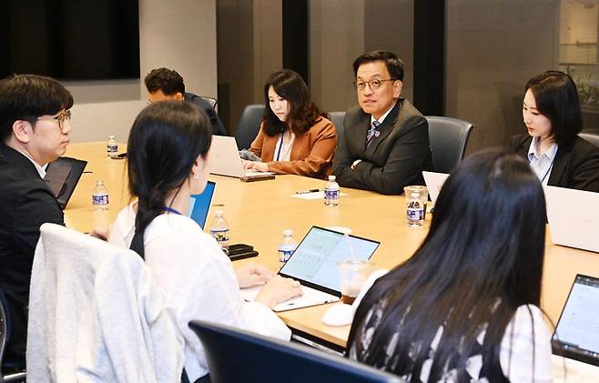 [워싱턴=뉴시스] 최상목 경제부총리 겸 기획재정부 장관이 25일(현지 시간) 워싱턴 D.C. 국제통화기금(IMF) 내 회의실에서 G20 동행기자단과 간담회를 진행하고 있다. (사진=기재부 제공) *재판매 및 DB 금지