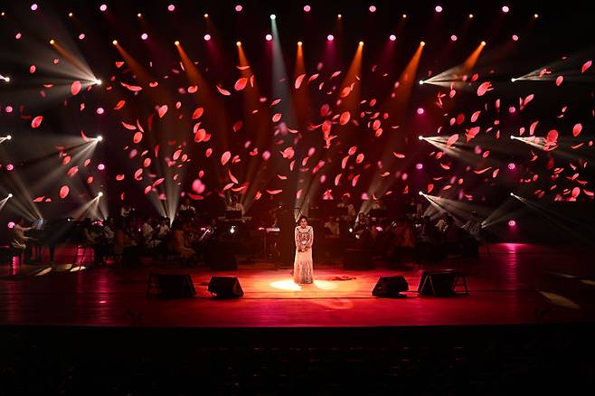 [서울=뉴시스]  '이미자 전통가요 헌정 공연 '맥(脈)을 이음'. (사진 = 쇼당이엔티 제공) 2025.04.27. photo@newsis.com. *재판매 및 DB 금지