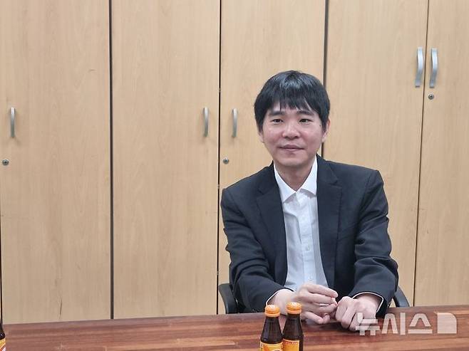 [고양=뉴시스] 김도희 기자 = 27일 오전 11시 경기 고양시 덕양구 어울림누리체육관에서 열린 '고양시 보드게임 가족 한마음 대축제'에 참석한 이세돌 프로가 뉴시스와 인터뷰를 진행하고 있다. 2025.04.27 kdh@newsis.com