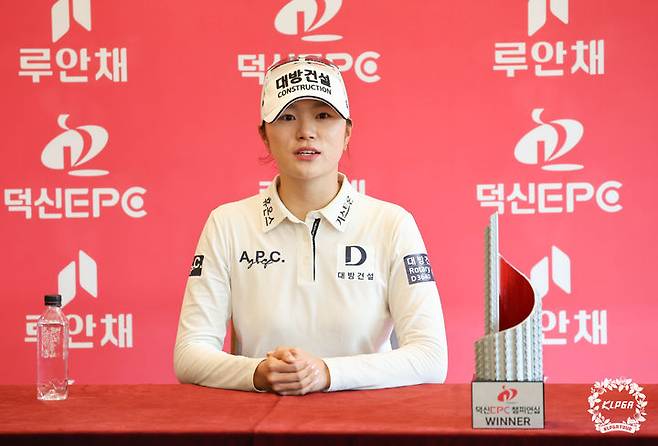 [서울=뉴시스] 김진아 기자 = 27일 충북 충주 킹스데일GC에서 열린 '덕신EPC 챔피언십' FR에서 우승을 차지한 김민선이 인터뷰를 하고 있다. (사진=KLPGA 제공) 2025.04.27. photo@newsis.com *재판매 및 DB 금지