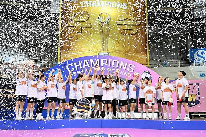 [서울=뉴시스] 신한 SOL페이 2024~2025시즌 핸드볼 H리그 여자부 챔피언결정전에서 우승한 SK슈가글라이더즈. (사진=한국핸드볼연맹 제공) *재판매 및 DB 금지