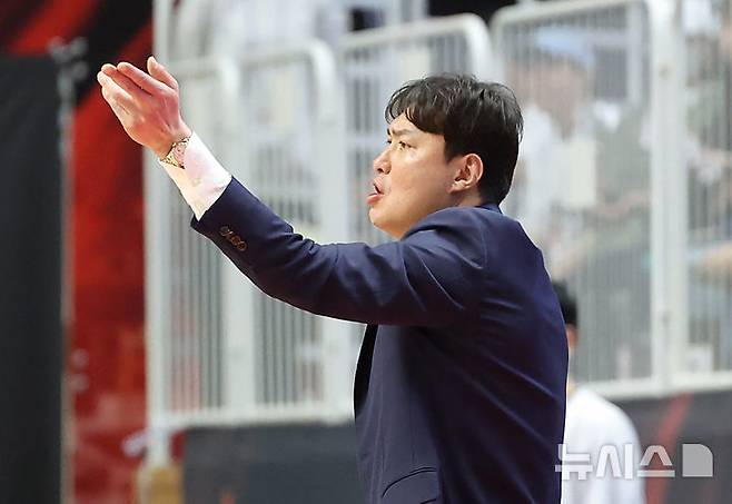 [수원=뉴시스] 김금보 기자 = 27일 오후 경기 수원시 권선구 KT소닉붐아레나에서 열린 2024~2025 프로농구 4강 플레이오프 수원KT와 서울SK의 3차전, 2쿼터 KT 송영진 감독이 작전을 지시하고 있다. 2025.04.27. kgb@newsis.com