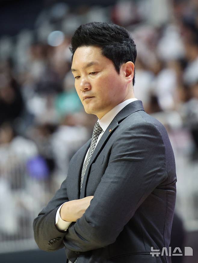 [수원=뉴시스] 김금보 기자 = 27일 오후 경기 수원시 권선구 KT소닉붐아레나에서 열린 2024~2025 프로농구 4강 플레이오프 수원KT와 서울SK의 3차전, SK 전희철 감독이 생각에 잠겨있다. 2025.04.27. kgb@newsis.com