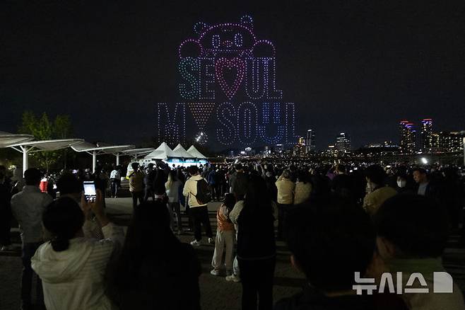 [서울=뉴시스] 김명년 기자 = 27일 오후 서울 광진구 뚝섬한강공원 수변무대에서 2025 한강 불빛 공연(드론 라이트 쇼)이 펼쳐지고 있다. 2025.04.27. kmn@newsis.com