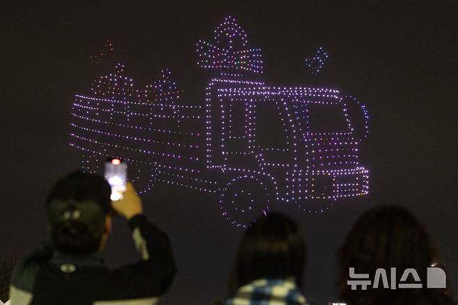 [서울=뉴시스] 김명년 기자 = 27일 오후 서울 광진구 뚝섬한강공원 수변무대에서 2025 한강 불빛 공연(드론 라이트 쇼)이 펼쳐지고 있다. 2025.04.27. kmn@newsis.com