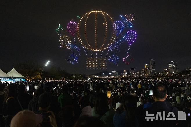[서울=뉴시스]  Kim Myung -Yeon Reporter = 27日、2025年のハンリバーライトショー（ドローンライトショー）は、ソウル、グワンジン-guのツクセオムのウォーターフロントステージで開催されます。 2025.04.27。 kmn@newsis.com