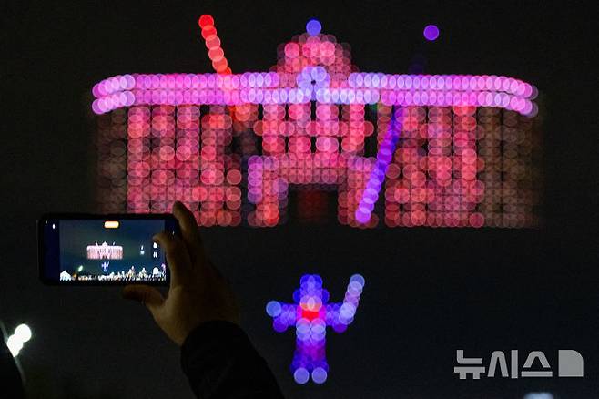 [서울=뉴시스]  Kim Myung -Yeon Reporter = 27日、2025年のハンリバーライトショー（ドローンライトショー）は、ソウル、グワンジン-guのツクセオムのウォーターフロントステージで開催されます。 2025.04.27。 kmn@newsis.com