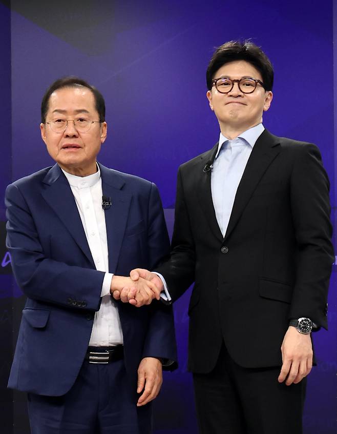 25일 서울 종로구 동아미디어센터 스튜디오에서 국민의힘 대선 2차 경선 진출자인 한동훈, 홍준표 후보가 기념촬영을 하고 있다. 국회사진취재단