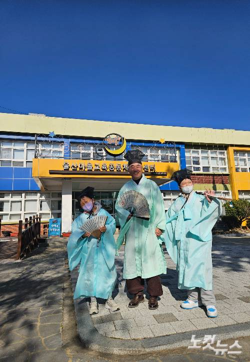 이종욱 할배샘과 학생들이 땡땡마을 건물을 배경으로 기념촬영을 하고 있다. 반웅규 기자