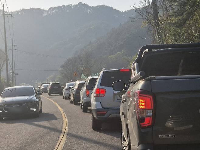 26일 오후 강원 인제군 상남면 한 야산에서 발생한 산불로 인근 도로에 극심한 차량 정체가 이어지고 있다. 연합뉴스