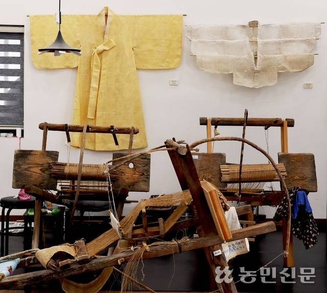 전수교육관에 전시된 삼베옷과 전통 기구.