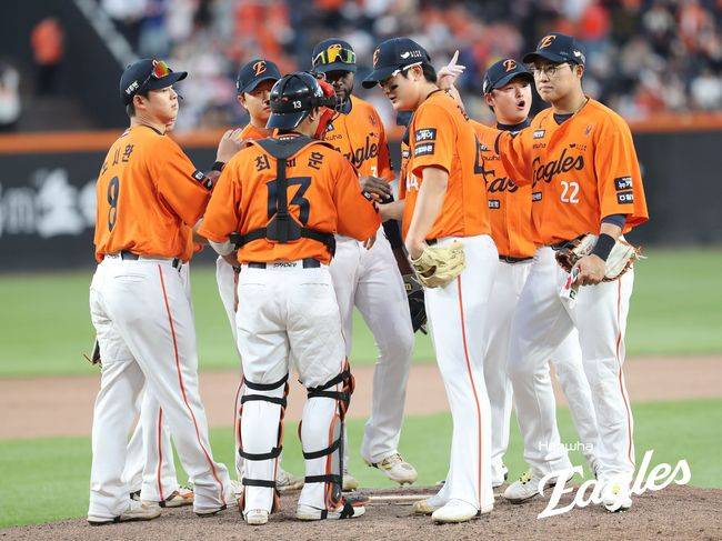 한화 김서현이 26일 대전 KT전 승리 확정 후 동료들과 기뻐하고 있다. /한화 이글스 제공