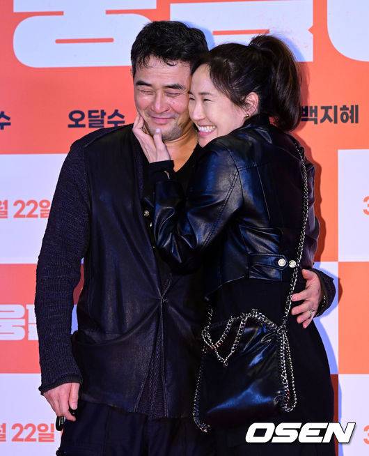 [OSEN=지형준 기자] 20일 오후 서울 CGV용산아이파크몰에서 영화 ‘웅남이‘ VIP 시사회 포토월 행사가 열렸다.오는 22일 개봉 예정인 ‘웅남이’는 인간을 초월하는 짐승 같은 능력으로 국제 범죄 조직에 맞서는 웅남(박성웅 분)의 좌충우돌 코미디 영화다. 단군신화에 나오는 '쑥과 마늘을 먹고 인간이 된 곰' 설화를 재해석한 영화로, 개그맨 박성광이 내놓는 첫 상업영화로 주목을 받고 있다.배우 최민수, 강주은 부부가 포즈를 취하고 있다. 2023.03.20 /jpnews@osen.co.kr