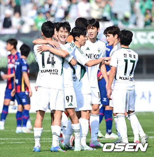 [OSEN=수원, 최규한 기자] 극장골에 극장골이 터졌다. 전북현대가 적지에서 경기 종료 직전 나온 전진우의 득점으로 승점 3점을 챙겼다.전북 현대는&nbsp;26일 오후 2시&nbsp;수원종합운동장에서 열린&nbsp;하나은행 K리그&nbsp;1 2025 10라운드에서 수원FC를 2-1로 제압했다.후반 추가시간 전북 전진우가 결승골을 작렬시킨 뒤 경기가 종료되자 선제골 김진규와 기뻐하고 있다. 2025.04.26 / dreamer@osen.co.kr