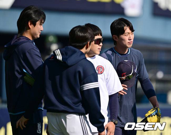 [OSEN=잠실, 김성락 기자] 25일 오후 서울 잠실야구장에서 ‘2025 신한 SOL Bank KBO리그’ 두산 베어스와 롯데 자이언츠의 경기가 열렸다.홈팀 두산은 최원준, 원정팀 롯데는 데이비슨을 선발로 내세웠다. 경기 시작에 앞서 롯데 정철원, 전민재가 두산 선수들과 인사를 나누고 있다.  2025.04.25/