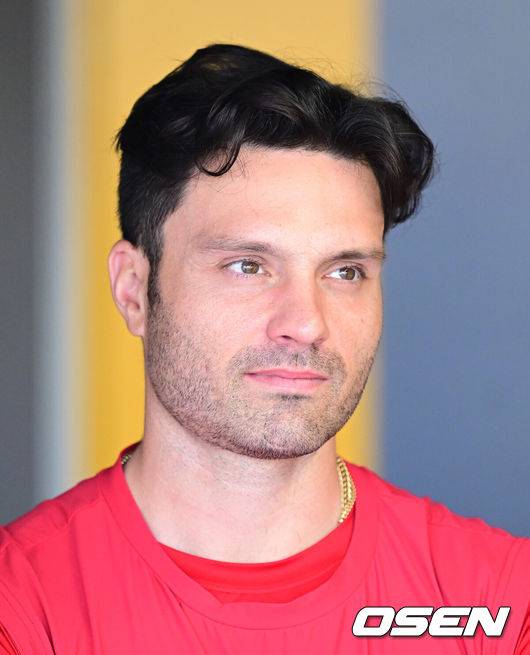 [OSEN=인천, 김성락 기자] 26일 인천 미추홀구 SSG랜더스필드에서 '2025 신한 SOL Bank KBO리그' SSG 랜더스와 키움 히어로즈의 경기가 열렸다. 홈팀 SSG는 앤더슨, 키움은 로젠버그를 선발로 내세웠다. 경기 시작에 앞서 SSG 대체 외인 맥브룸이 취재진과 인터뷰를 진행하고 있다. 2025.04.26 / ksl0919@osen.co.kr