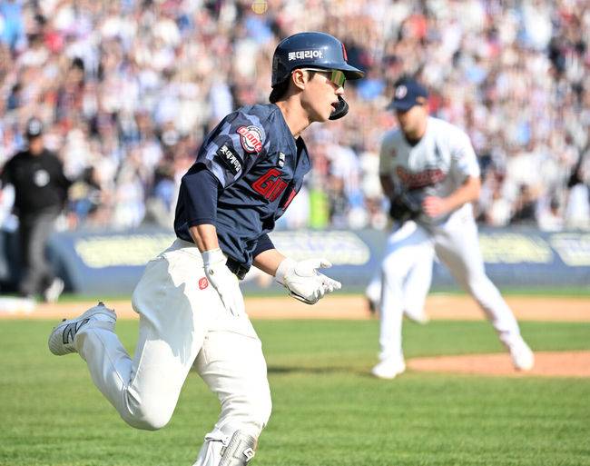 [OSEN=잠실, 이대선 기자] 26일 오후 서울 잠실야구장에서 2025 신한 SOL Bank KBO리그 두산 베어스와 롯데 자이언츠의 경기가 열렸다.두산은 잭로그, 롯데는 나균안을 선발 투수로 내세웠다.7회초 2사 2루에서 롯데 전민재가 좌전 적시타를 치고 그라운드를 달리고 있다. 2025.04.26 /sunday@osen.co.kr