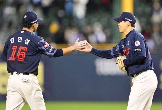 [OSEN=잠실, 김성락 기자] 롯데 자이언츠가 신동빈 회장의 깜짝 응원에 힘입어 두산을 완파하고 다시 연승 가도에 올라섰다.&nbsp;프로야구 롯데 자이언츠는 25일 서울 잠실구장에서 열린 2025 신한 SOL뱅크 KBO리그 두산 베어스와의 시즌 4차전에서 8-2 완승을 거뒀다.&nbsp;승리가 확정된 순간 롯데 김민성, 박시영이 기쁨을 나누고 있다. 2025.04.25/ ksl0919@osen.co.kr