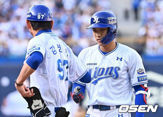 [OSEN=대구, 이석우 기자] 26일 대구삼성라이온즈파크에서 2025 신한 SOL 뱅크 KBO 리그 삼성 라이온즈와 NC 다이노스의 경기가 열렸다. 홈팀 삼성은 후라도가, 방문팀 NC는 이용찬이 선발 출전했다. 삼성 라이온즈 이재현이 1회말 1사 만루 좌익수 앞 1타점 안타를 치고 하이파이브를 하고 있다. 2025.04.26 / foto0307@osen.co.kr