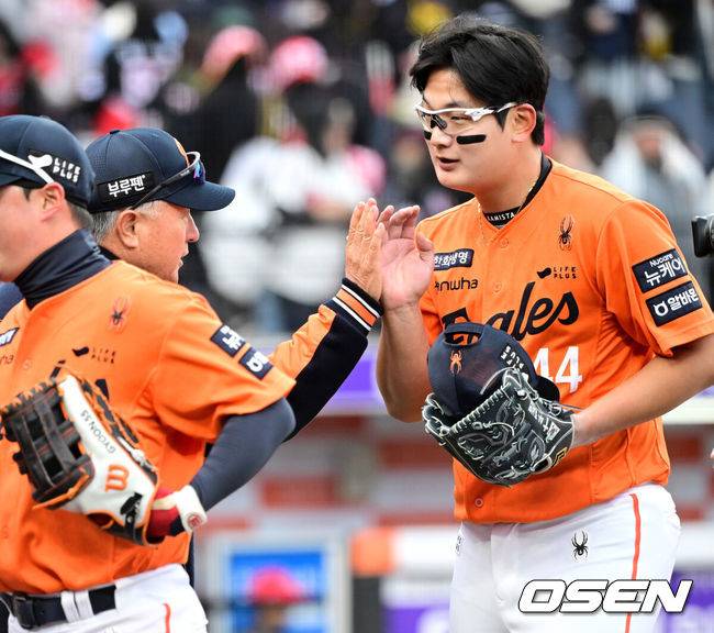 [OSEN=대전, 최규한 기자] 9회초 마운드에 올라 경기를 마무리 지은 한화 김서현이 김경문 감독과 인사를 나누고 있다. 2025.03.29 / dreamer@osen.co.kr