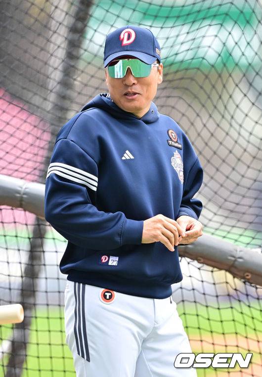 [OSEN=잠실, 박준형 기자]  27일 오후 서울 잠실구장에서 ‘2025 신한 SOL BANK KBO리그’ 두산 베어스와 롯데 자이언츠의 경기가 진행됐다.이날 경기에서 두산은 최승용을, 롯데는 박진을 선발투수로 내세웠다.경기 앞두고 두산 이승엽 감독이 선수들의 훈련을 보며 미소 짓고 있다.   2025.04.27 /
