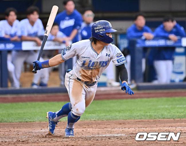 [OSEN=대구, 이석우 기자] 26일 대구삼성라이온즈파크에서 2025 신한 SOL 뱅크 KBO 리그 삼성 라이온즈와 NC 다이노스의 경기가 열렸다. 홈팀 삼성은 후라도가, 방문팀 NC는 이용찬이 선발 출전했다. 삼성 라이온즈 김성윤이 4회말 2사 3루 투수 맞고 2루수 땅볼 1타점 내야 안타를 치고 있다. 2025.04.26 / foto0307@osen.co.kr