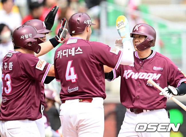 [OSEN=인천, 김성락 기자] 27일 인천 미추홀구 SSG랜더스필드에서 '2025 신한 SOL Bank KBO리그' SSG 랜더스와 키움 히어로즈의 경기가 열렸다. 홈팀 SSG는 김광현, 키움은 하영민을 선발로 내세웠다. 3회초 2사 만루 키움 오선진이 선취 만루 홈런을 날린 뒤 홈에서 동료 선수들과 기쁨을 나누고 있다. 2025.04.27 / ksl0919@osen.co.kr