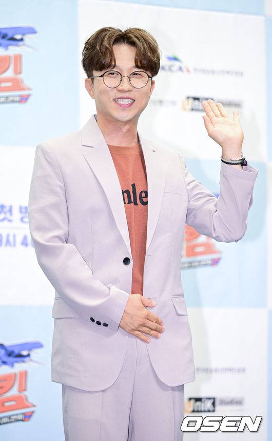 [OSEN=최규한 기자] 14일 오후 서울 상암동 스탠포드호텔에서 MBN 새 예능프로그램 ‘떴다! 캡틴 킴’ 제작발표회가 열렸다.예능 ‘떴다! 캡틴 킴’은 연예인 최초 사업용 비행기 조종사인 김병만이 크루들과 함께 경비행기를 타고 하늘에서 내려다보는 탁 트인 힐링 항공뷰를 시청자들에게 선사하는 프로그램이다.개그맨 박성광이 제작발표회에 참석해 포토타임을 하고 있다. 2023.07.14 / dreamer@osen.co.kr