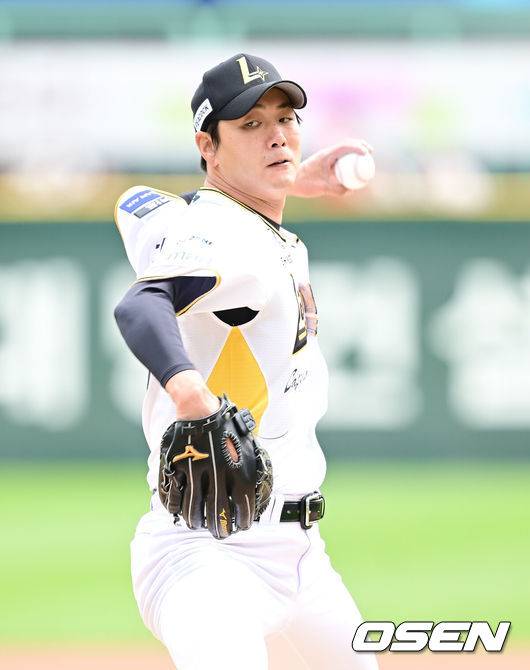 [OSEN=인천, 김성락 기자] 27일 인천 미추홀구 SSG랜더스필드에서 '2025 신한 SOL Bank KBO리그' SSG 랜더스와 키움 히어로즈의 경기가 열렸다. 홈팀 SSG는 김광현, 키움은 하영민을 선발로 내세웠다. 1회초 SSG 선발 김광현이 마운드에 올라 힘차게 공을 뿌리고 있다. 2025.04.27 / ksl0919@osen.co.kr