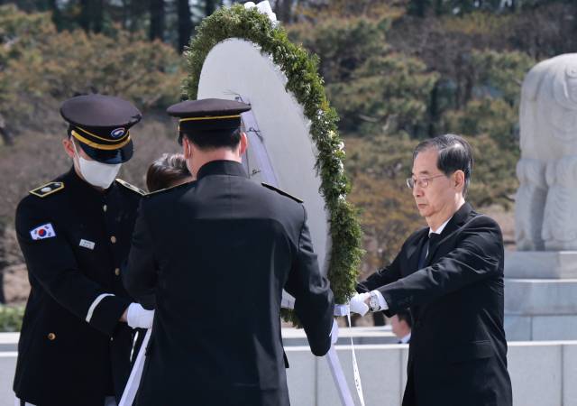 ▲한덕수 대통령 권한대행 국무총리가 25일 국립대전현충원에서 열린 '2회 순직의무군경의 날 기념식'에서 헌화하고 있다. ⓒ연합뉴스