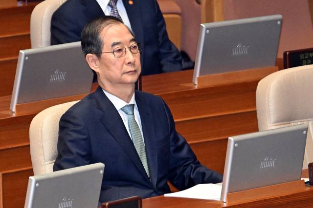 ▲ 한덕수 대통령 권한대행 국무총리가 24일 서울 여의도 국회 본회의장에서 추가경정예산안 시정연설을 기다리며 국무위원석에 앉아 있다. ⓒ연합뉴스