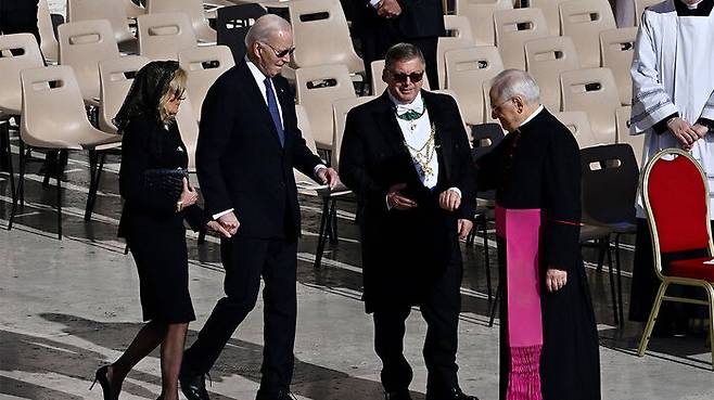 프란치스코 교황의 장례식에 참석한 바이든 미국 전 대통령 내외