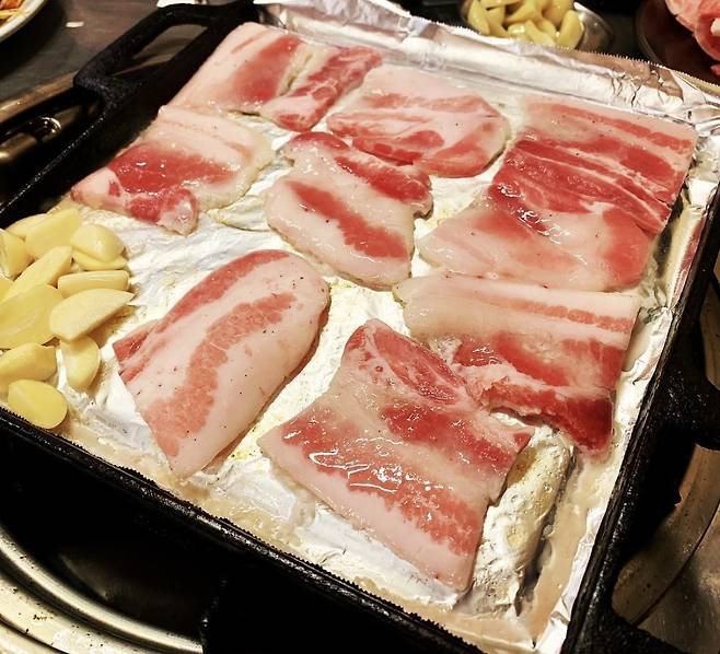 삼겹살을 구울 때와 라면을 끓일 때 알루미늄 포일과 알루미늄 식기를 사용하면? 세계일보 자료사진