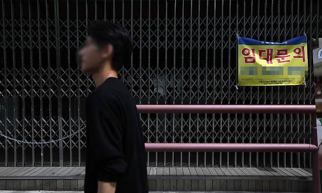 금융회사로부터 돈을 빌린 뒤 석 달 이상 연체해 '신용유의자'(옛 신용불량자)가 된 개인사업자가 1년 새 30% 가까이 급증했다. 사진은 27일 서울 홍익대학교 인근 상가에 부착된 임대 관련 안내문. 연합뉴스