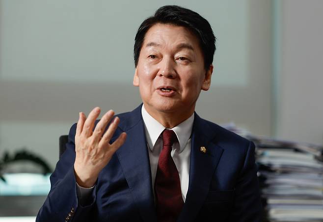 국민의힘 안철수 대선 경선 후보가 25일 서울 여의도 국회 의원회관에서 진행한 인터뷰에서 더불어민주당 이재명 대선 후보보다 자신이 우위에 있는 이유를 설명하고 있다. 최상수 기자