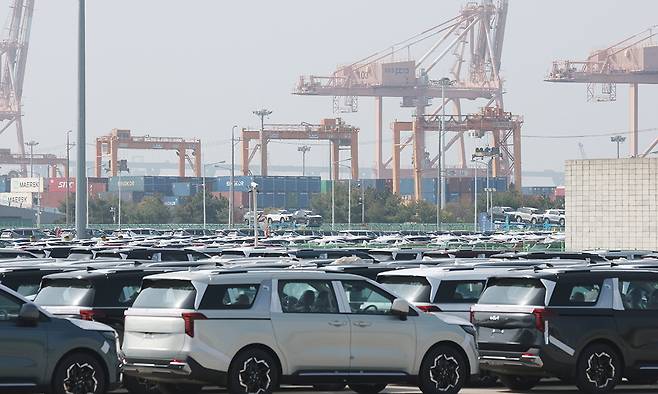 경기 평택시 포승읍 평택항 자동차전용부두에 수출용 차량들이 세워져 있는 모습. 뉴스1