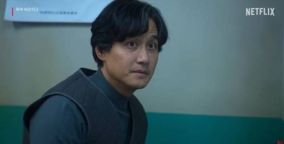 넷플릭스 드라마 ‘폭싹 속았수다’ 속 양관식(배우 박해준)이 병원을 찾은 모습. 자료 : 넷플릭스