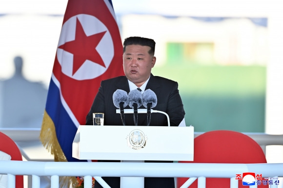 김정은 북한 국무위원장이 지난 25일 남포조선소에서 열린 5000t급 신형다목적구축함 ‘최현호’ 진수식에 참석해 연설하고 있다. 북한은 최근 러시아의 도움으로 전력을 현대화하면서 무장력을 빈번하게 과시하고 있다. 2025.4.26 평양 조선중앙통신 연합뉴스