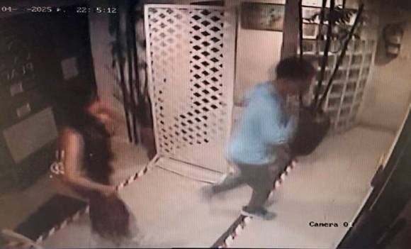 태국 파타야의 한 임대아파트에서 트랜스젠더 여성을 살해하고 시신을 잔혹하게 훼손한 혐의를 받는 중국인 남성이 범행 전날 마트에서 범행 관련 물품을 구입한 뒤 마트를 떠나는 모습. 현지 경찰 제공