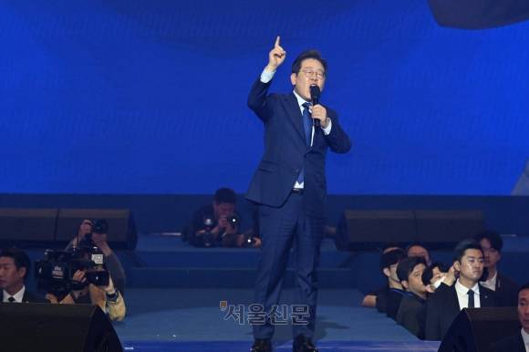 더불어민주당 대선 후보로 선출된 이재명 후보가 27일 경기 고양시 킨텍스에서 열린 ‘제21대 대통령선거 후보자 선출을 위한 수도권·강원·제주 경선 및 최종 후보자 선출 대회’에서 수락 연설을 하고 있다. 2025.4.27 안주영 전문기자