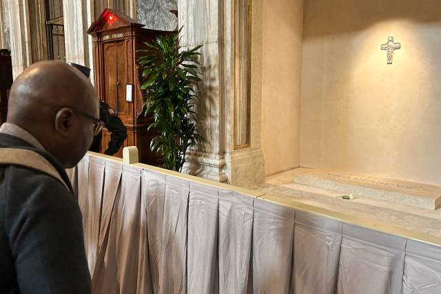 한 가톨릭 신자가 이탈리아 로마에 있는 산타마리아 마조레 대성당의 프란치스코 교황의 무덤 앞에서 기도하고 있다. 타스연합뉴스