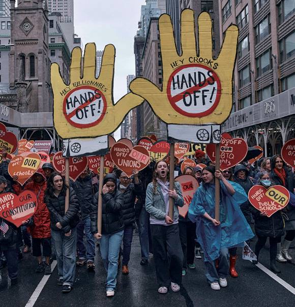 4월5일 미국 뉴욕에서 열린 'Hands Off' 시위 중 시위대가 도널드 트럼프 대통령에 반대하며 구호를 외치고 있다. ⓒAP 연합