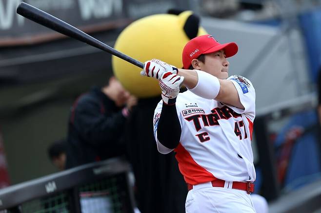 ▲ 26일 광주 LG전에서 1회 병살타 이후 종아리 통증 탓에 교체된 나성범 ⓒKIA타이거즈