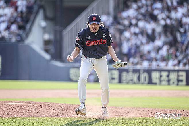 ▲ 롯데 정철원은 26일 두산전에서 친정 팀 팬들에게 '90도 인사'로 마음을 전했다. 그리고 롯데의 4-3 리드를 지켜낸 뒤 불같이 포효했다. ⓒ 롯데 자이언츠