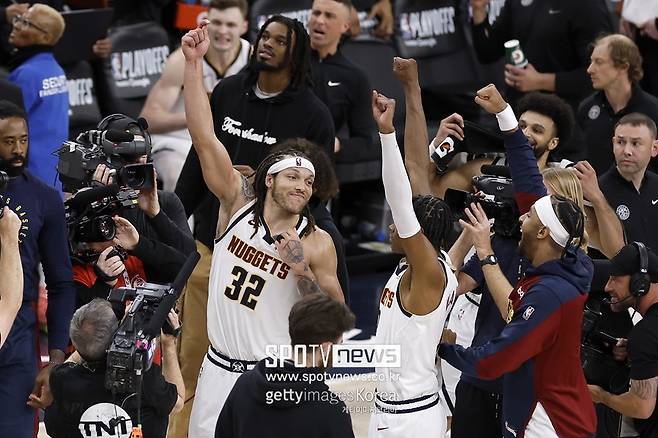 ▲ 애런 고든(왼쪽)이 버저비터 덩크슛을 성공한 뒤 기뻐하고 있다.