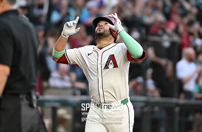 ▲ 애리조나 내야수 에우제니오 수아레즈가 27일(한국시간) 애틀랜타 브레이브스와 경기에서 홈런 네 방을 터뜨리는 기염을 토했다.