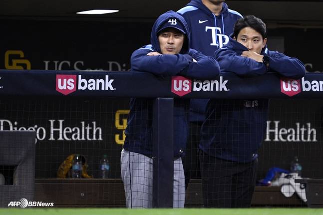 샌디에이고 원정에 동행한 김하성(왼쪽)이 경기를 지켜보고 있다. /AFPBBNews=뉴스1
