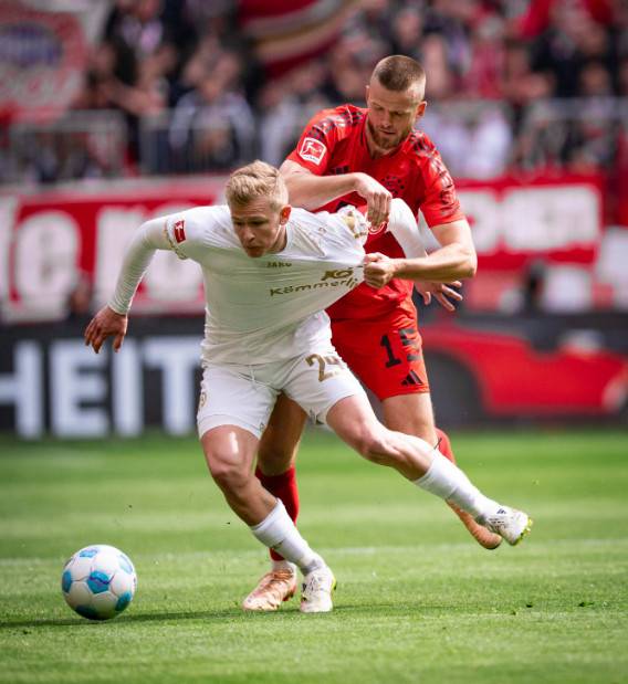 몸 싸움을 펼치는 에릭 다이어(오른쪽). /사진=바이에른 뮌헨 공식 SNS 갈무리