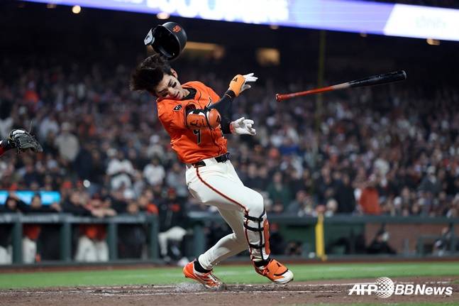 샌프란시스코 이정후가 26일 텍사스전에서 9회말 몸쪽으로 향하는 투구를 피하고 있다. 그러나 방망이에 맞은 타구는 인정받지 못했고 이정후는 삼진 아웃으로 돌아섰다. /AFPBBNews=뉴스1